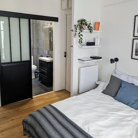 Oasis: One Bedroom Studio For Two Next To The Eiffel Tower *