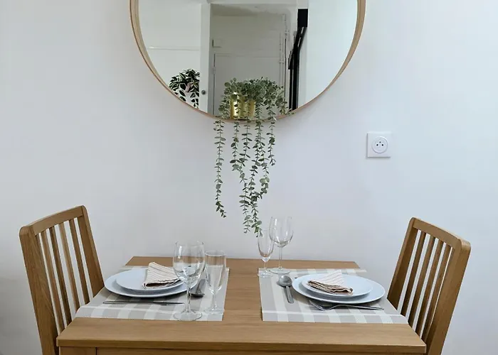 Oasis: One Bedroom Studio For Two Next To The Eiffel Tower