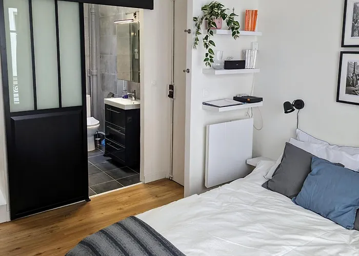 Oasis: One Bedroom Studio For Two Next To The Eiffel Tower *